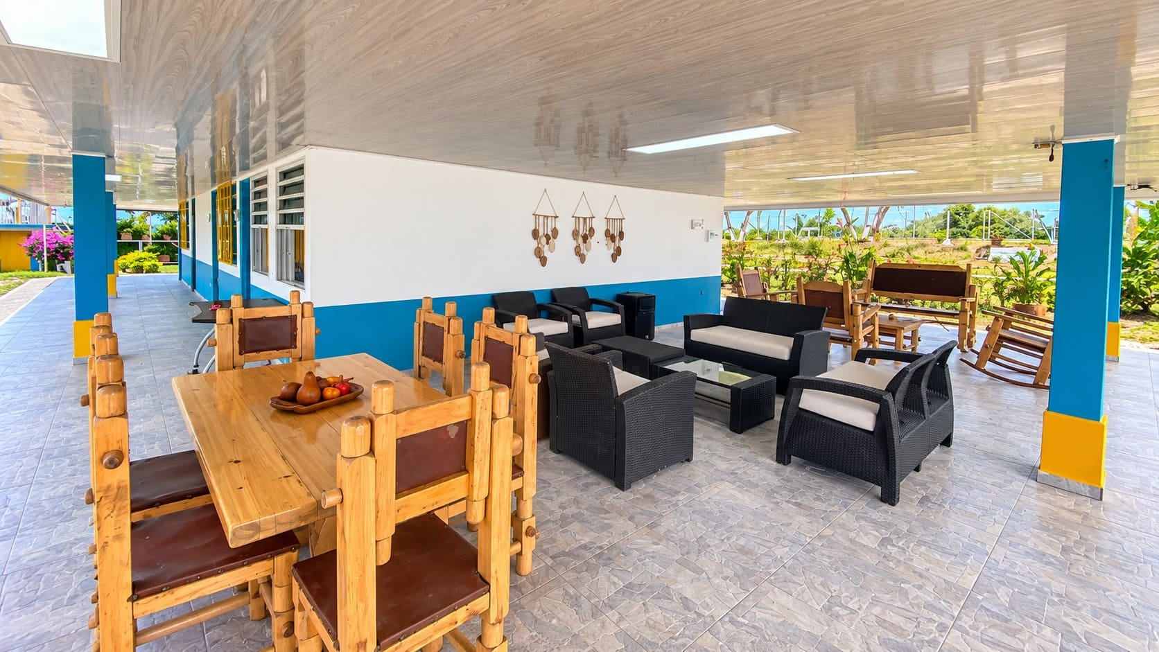 Corredor con comedor de madera y sala exterior para reunirse