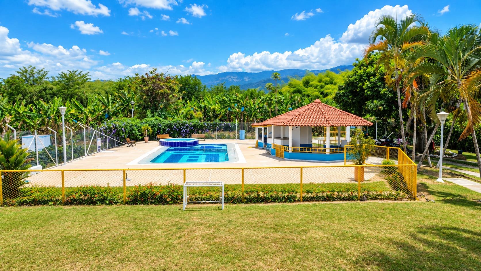 Piscina y jacuzzi junto al kiosko, con la cordillera al fondo